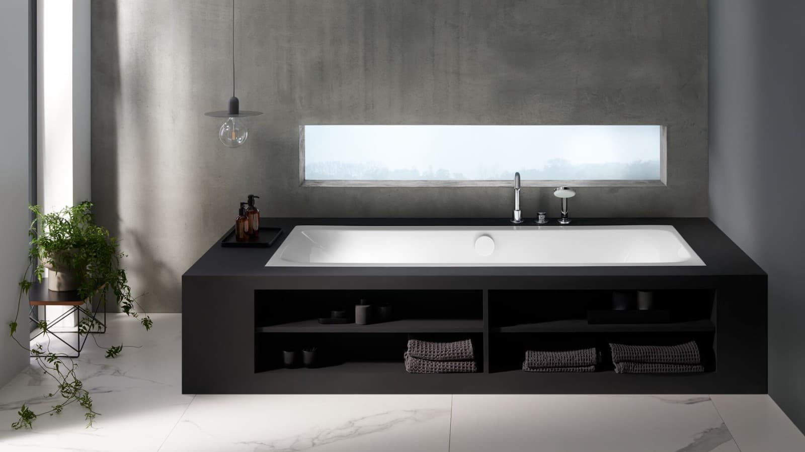 Bathtub in white with chrome taps Bathtub in white with chrome taps