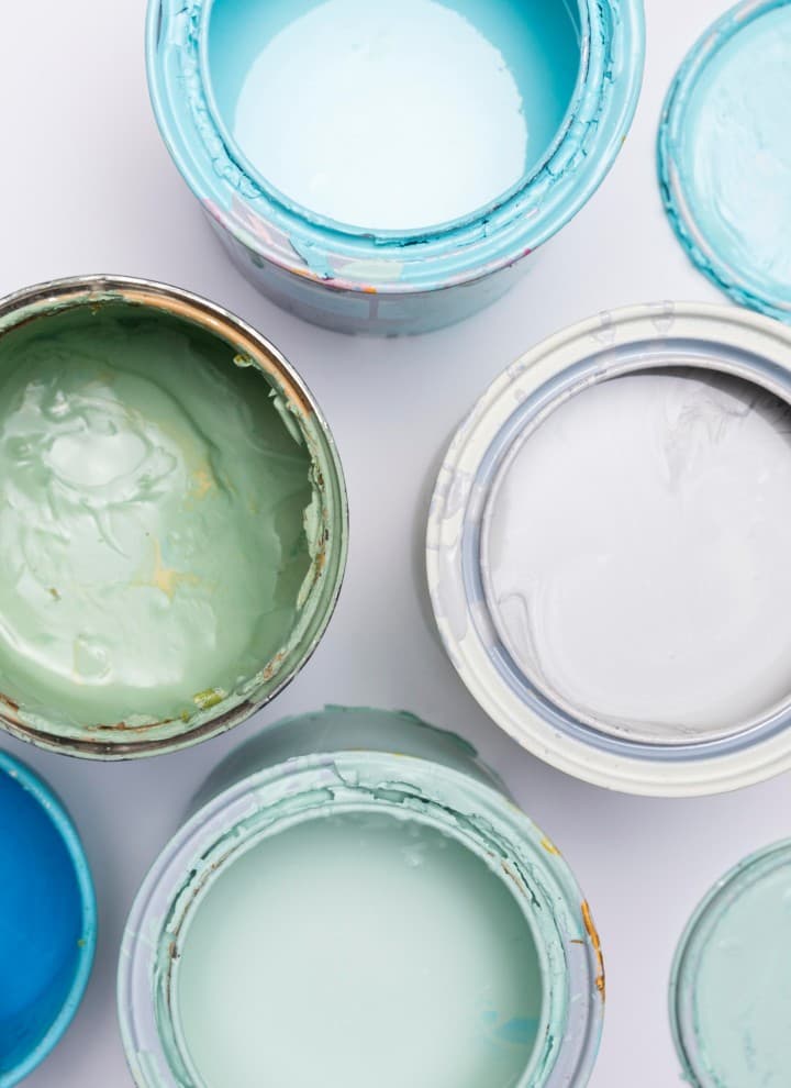 Bird's-eye view of different paint cans (© picture from Freepik) Bird's-eye view of different paint cans (© picture from Freepik)