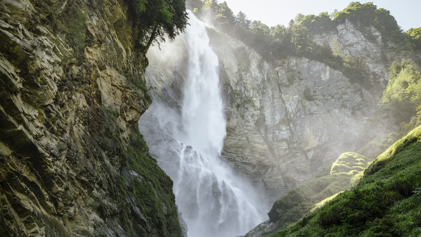 Imposing waterfall in a green landscape (© Geberit) Imposing waterfall in a green landscape (© Geberit)